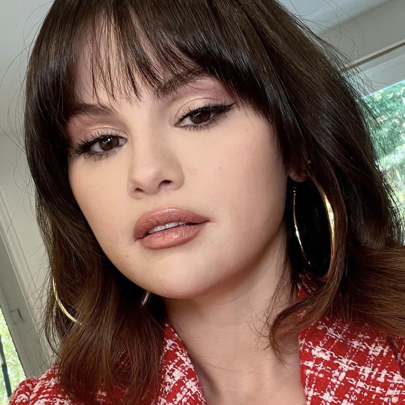 سيلينا غوميس وتطبيق الظلال الداكنة لتكبير الشفاه - الصورة من حساب Melissa Murdock على انستغرام