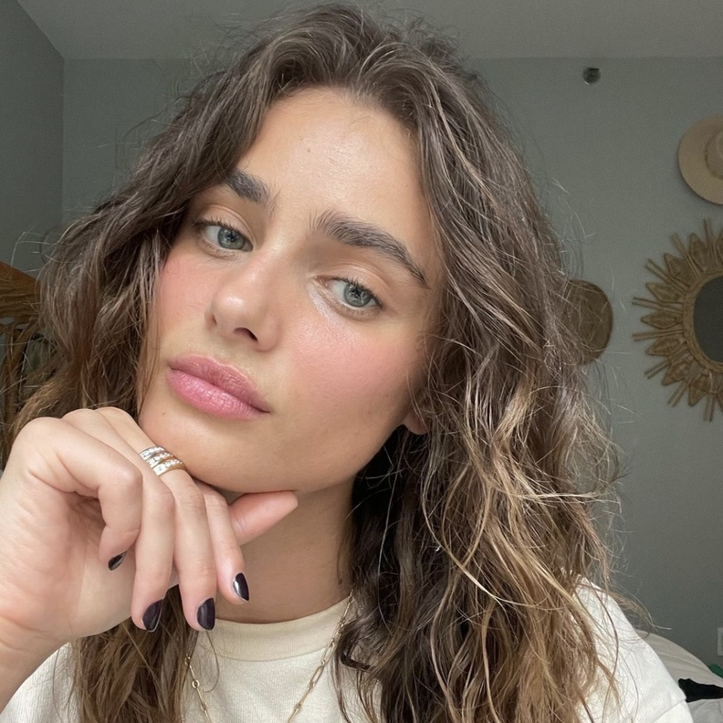 طريقة العناية بالشعر الجاف قبل تجعيده بأسلوب تيلر هيل - الصورة من حسابها على انستغرام