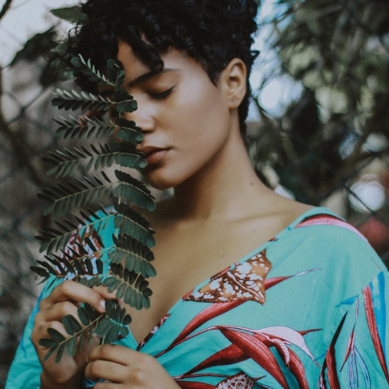 عطور فاخرة للصبايا برائحة العود والعنبر ونصائح لتطبيقها في خريف 2022