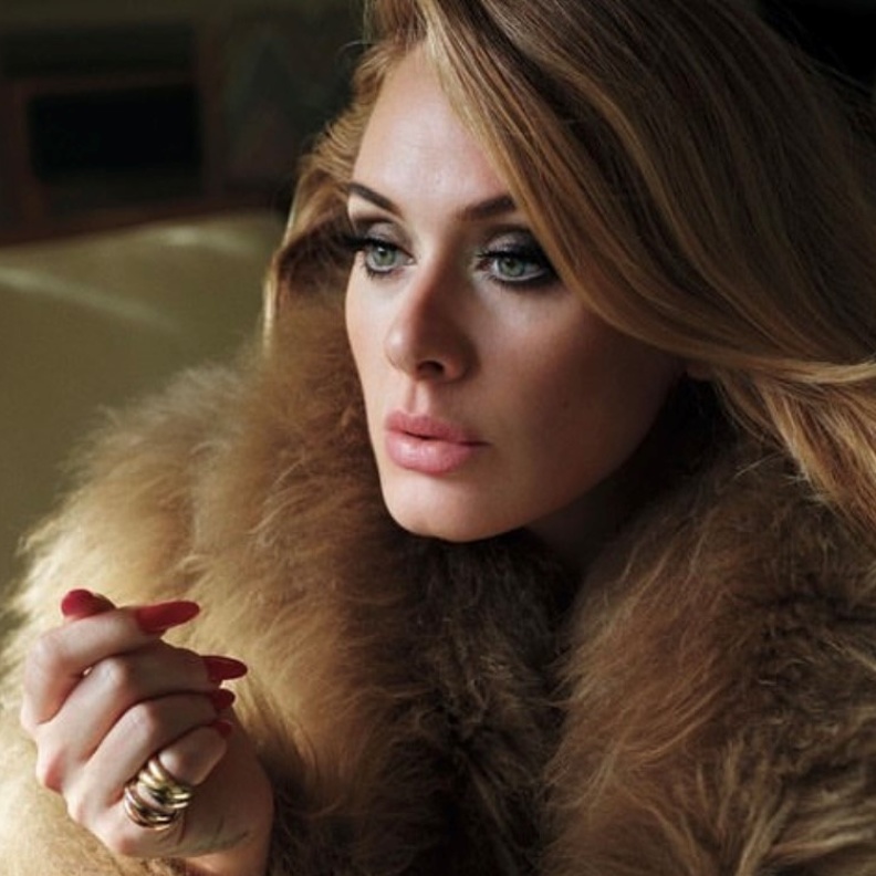 مستحضرات التجميل المناسبة لتكبير رسمة العين بالمكياج على طريقة أديل - الصورة من حساب The Wall Group على انستغرام