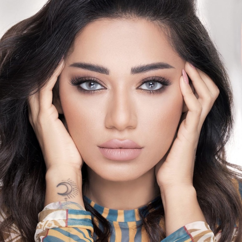 مستحضرات تجميل للحصول على مكياج رحمة رياض - الصورة من حسابها على انستغرام