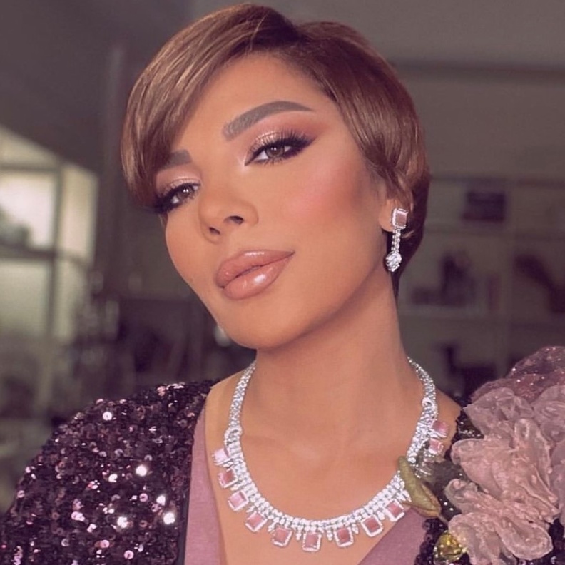 مكياج أصالة باللون الوردي - الصورة من حساب خبيرة المكياج دينا راغي على انستغرام