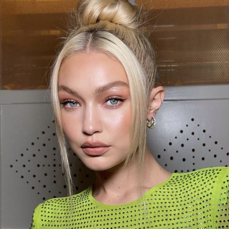 مكياج جيجي حديد Gigi Hadid النيود الغلوسي لصيف 2022 - الصورة من حسابها على انستغرام