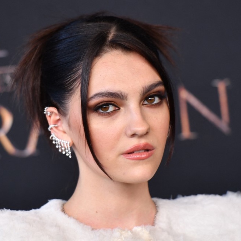 مكياج عيون سموكي ناعم للصبايا في العشرين بأسلوب Emily Carey