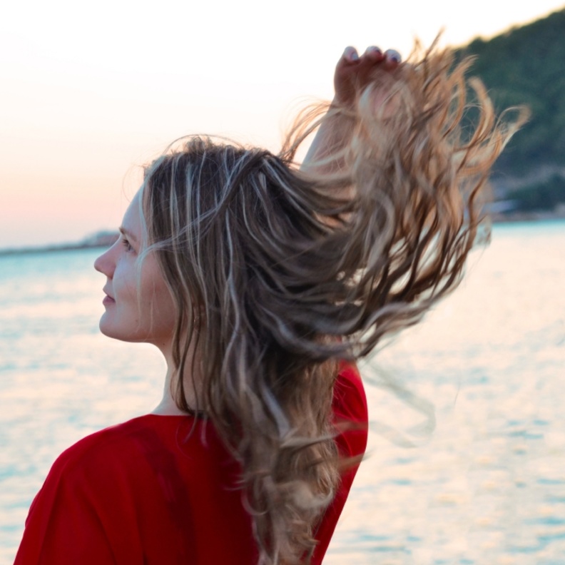 نصائح ضرورية لحماية شعرك من مياه البحر وحمام السباحة