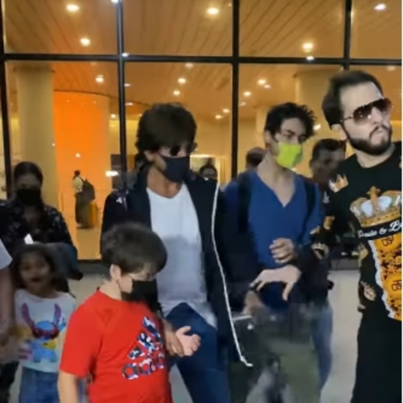 مقطع فيديو يظهر انفعال شاروخان على أحد معجبيه بسبب جذب الأخير لذراعه بقوة