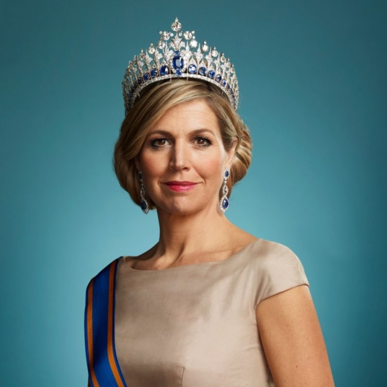 التاج الملكي رفيق الملكات والأميرات في المناسبات الهامة