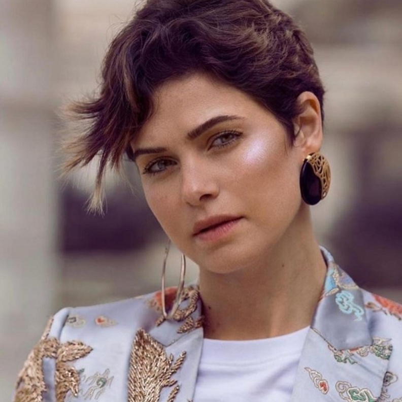  يسرا اللوزي