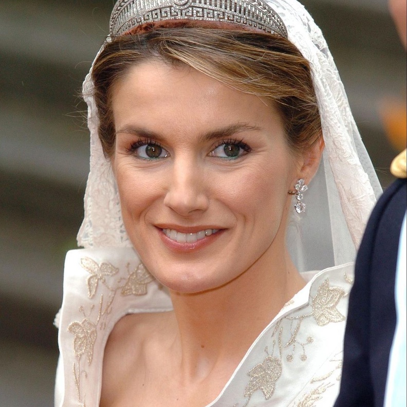 5 أفخم تيجان ملكية تألقت بها ملكات أوروبا في حفلات زفافهن