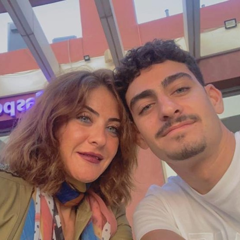 نجمات أنجبن بسن مبكرة ويظهرن وكأنهن شقيقات لأبنائهن