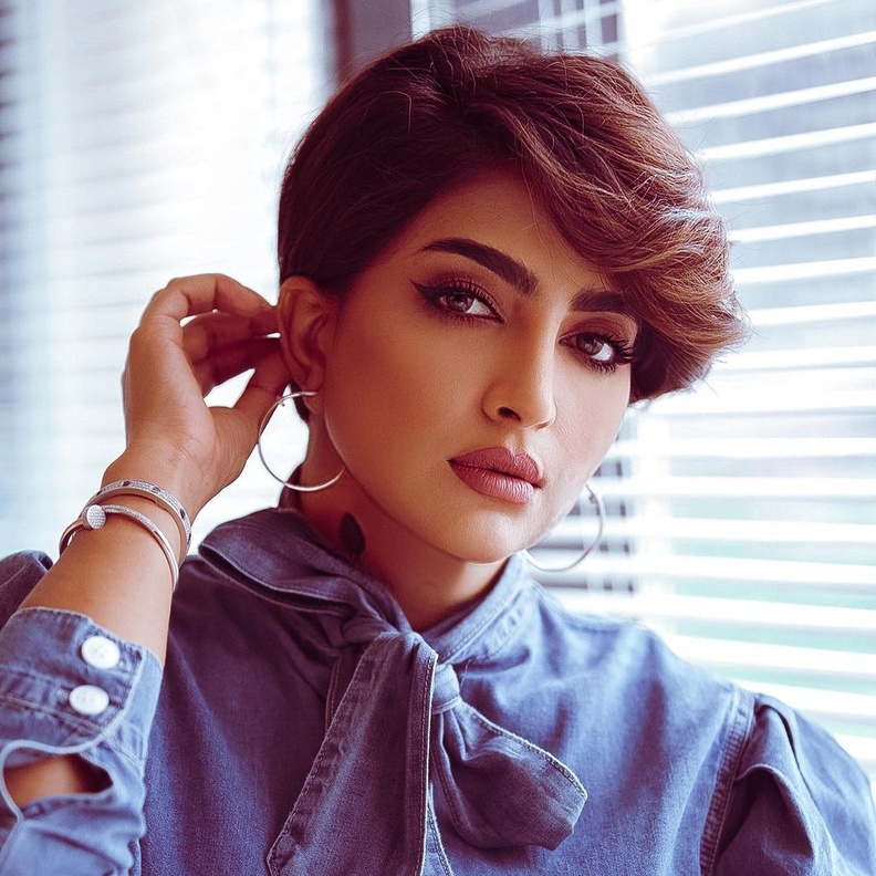 شيرين عبد الوهاب بتسريحة شعر قصير عصرية بأحدث حفلاتها 