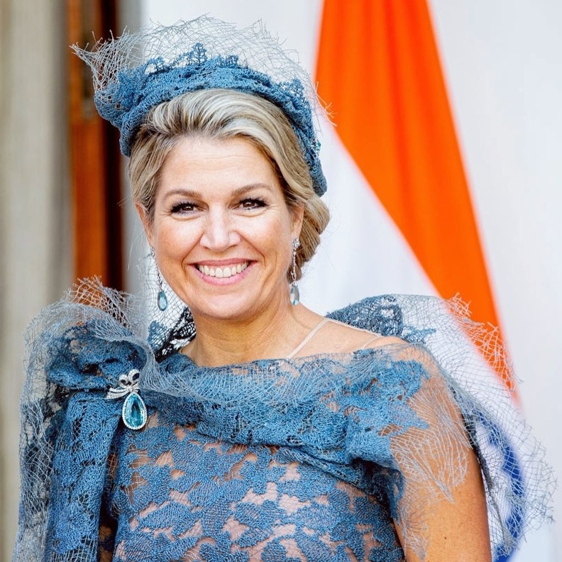 بروش الملكة ماكسيما المرصع بحجر الزبرجد الأزرق