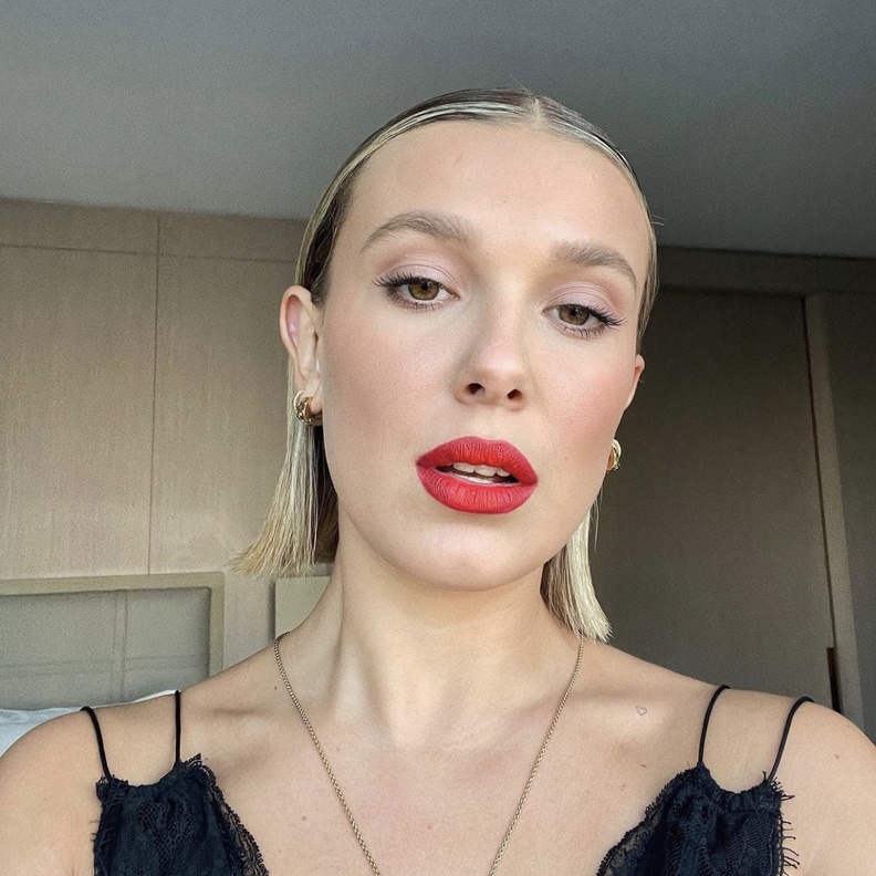 روج لصاحبات البشرة البيضاء اعتمدته الممثلة ميلي بوبي براون Millie Bobbie Brown في أحدث إطلالتها - الصورة من حساب Kelsey Fisher على انستغرام