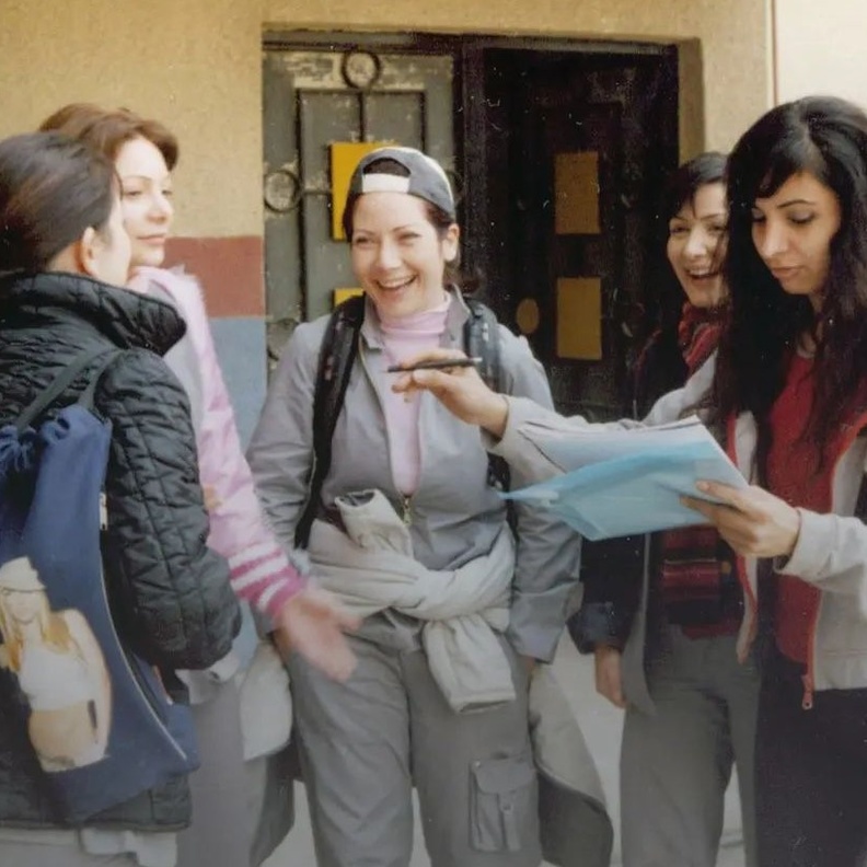 المخرجة رشا شربتجي مع سلافة معمار ونادين تحسين بك خلال كواليس مسلسل اشواك ناعمة في عام 2005