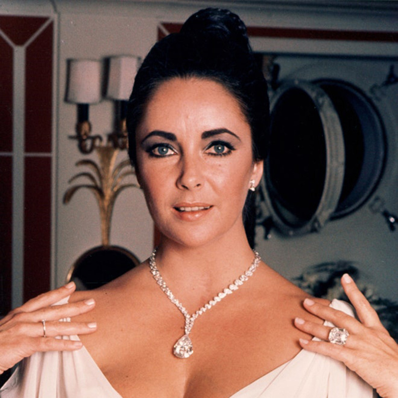 تايلور تطلب وكارتييه تنفّذ