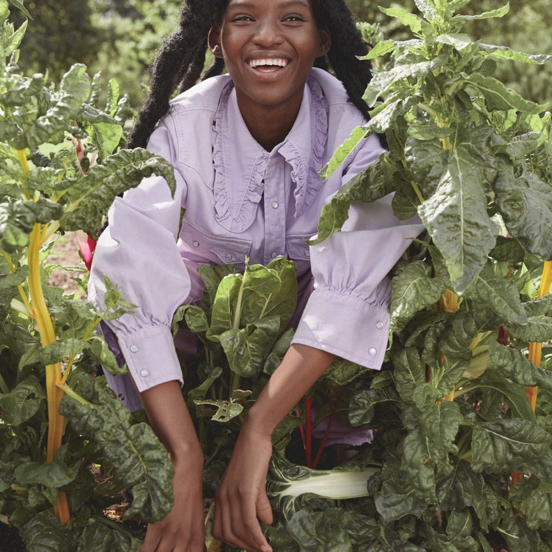 تعاون Levi’s × GANNI يعود مع مجموعة مصطبغة بالألوان الطبيعيّة و حملة إعلانيّة بمشاركة إيما تشامبرلين وصديقاتها