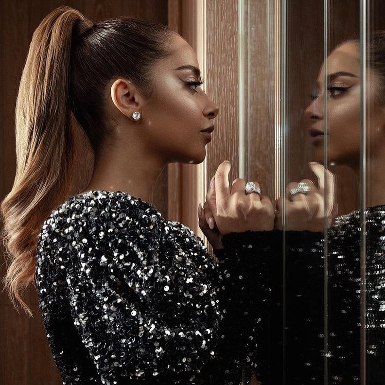 تسريحات شعر أنيقة لإطلالة متميزة احتفالاً بيوم المرأة الإماراتية بأسلوب بلقيس فتحي