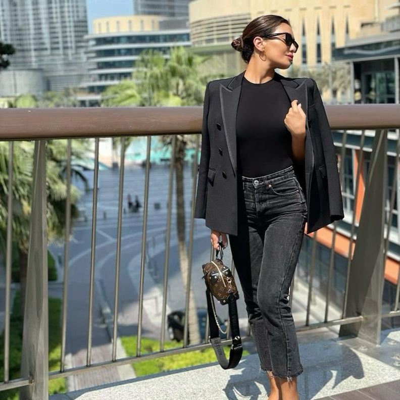 إطلالات محتشمة لافتة كاجوال شيك بأسلوب جيسيكا عازار المميّز