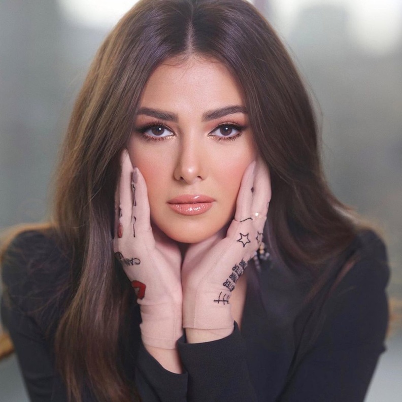 خطوات جمالية تجعل بشرتك مشرقة في صيف 2022 على طريقة دنيا سمير غانم