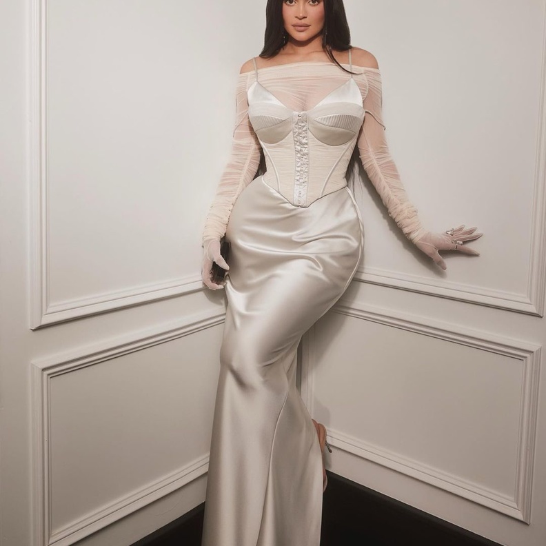 ماذا تكشف الأبراج عن أناقة مولود الأسد