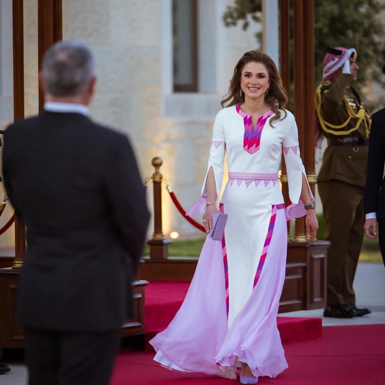 إطلالات الملكة رانيا الراقية بفستان أنيق باللّون الأبيض والوردي