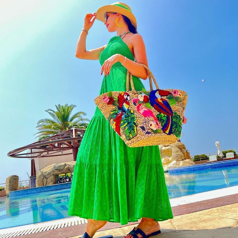 إطلالات صيفية مرحة بالفساتين الطويلة ذات الألوان القوية بأسلوب داليدا خليل