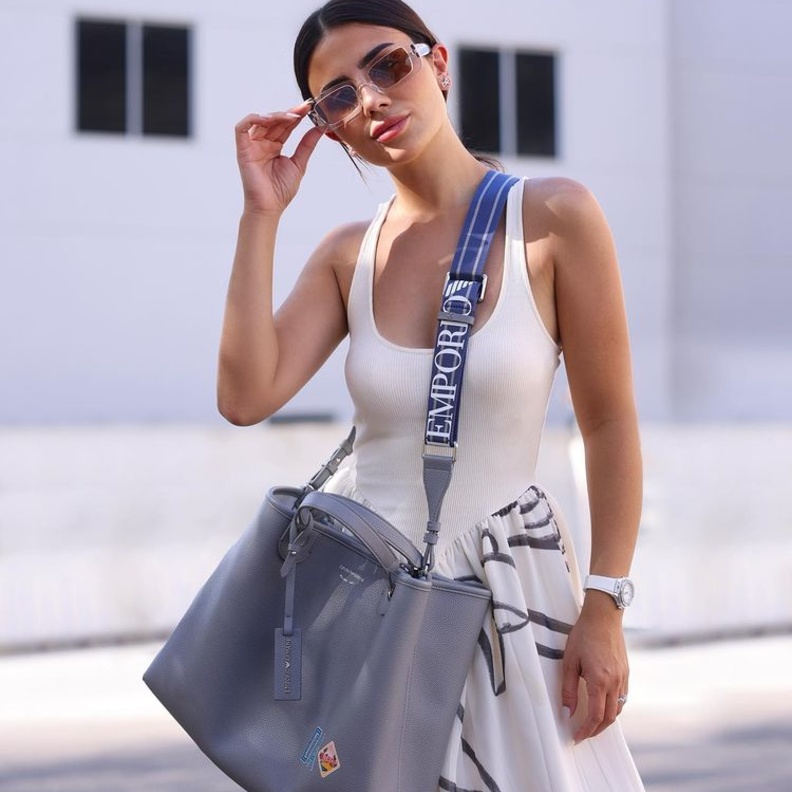 ديما الأسدي بإطلالة ستايلش مع حقيبة لافتة من Emporio Armani