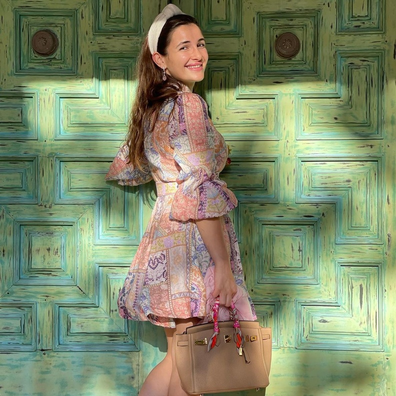 شام الذهبي تلفت الأنظار بتغيير لافت في أزيائها وتتألق بفستان صيفي مطبّع بالألوان