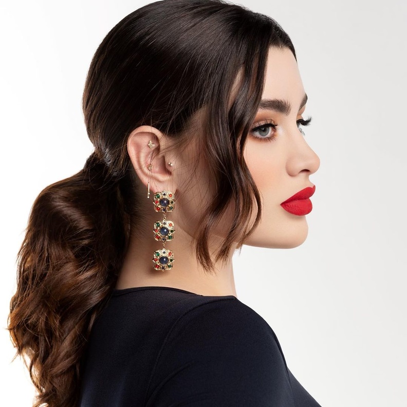 طرق مختلفة لإعتماد تسريحة ذيل الحصان موضة صيف 2022 بأسلوب روان بن حسين