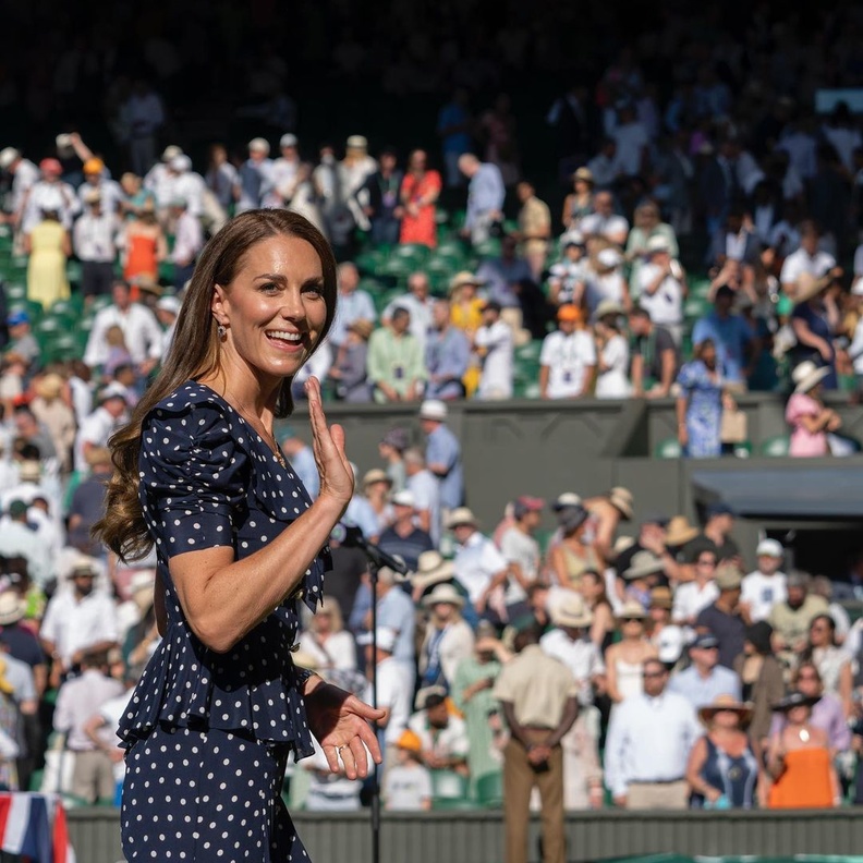 كيت ميدلتون بإطلالة مشابهة لطلة ابنتها الأميرة شارلوت