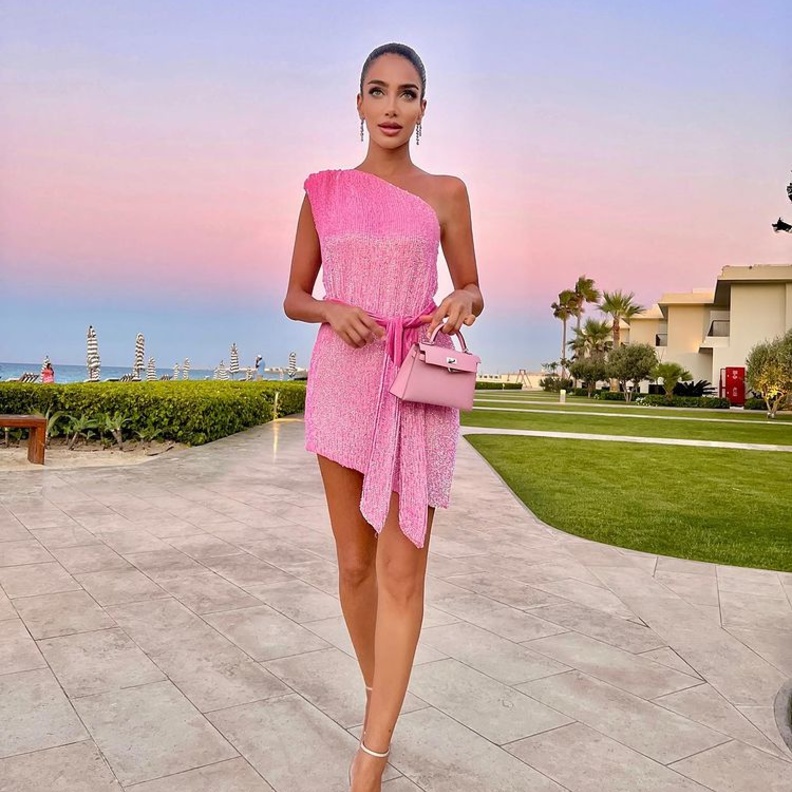 موديلات فساتين سهرة قصيرة براقة باللّون الزهري بأسلوب جيسيكا قهواتي