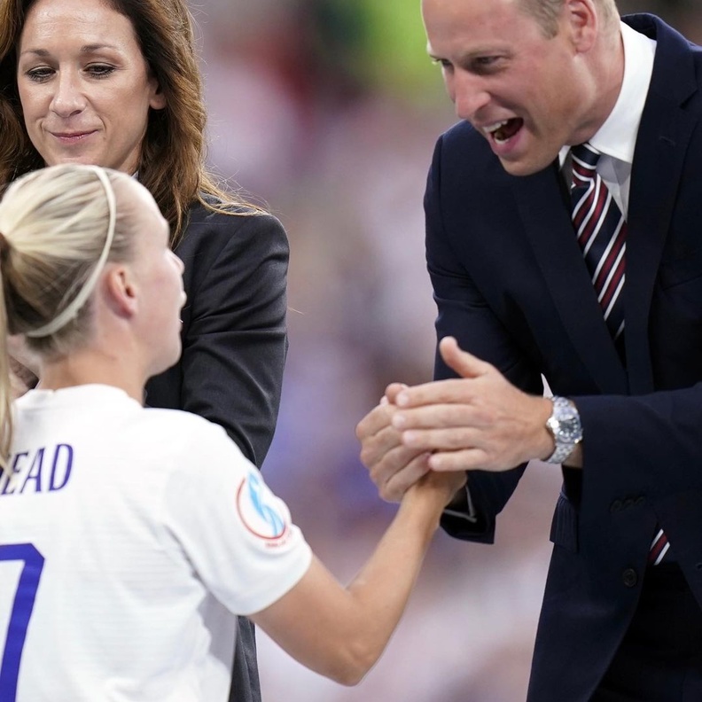 الأمير ويليام يهنئ أحد لاعبات منتخب كرة القدم للسيدات بعد فوزهن على ألمانيا