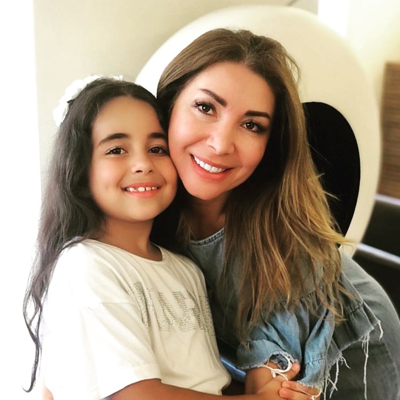 بعد سنوات من غيابها.. شاهدوا أحدث صور لـ ألين خلف ولقطات مميزة مع أولادها