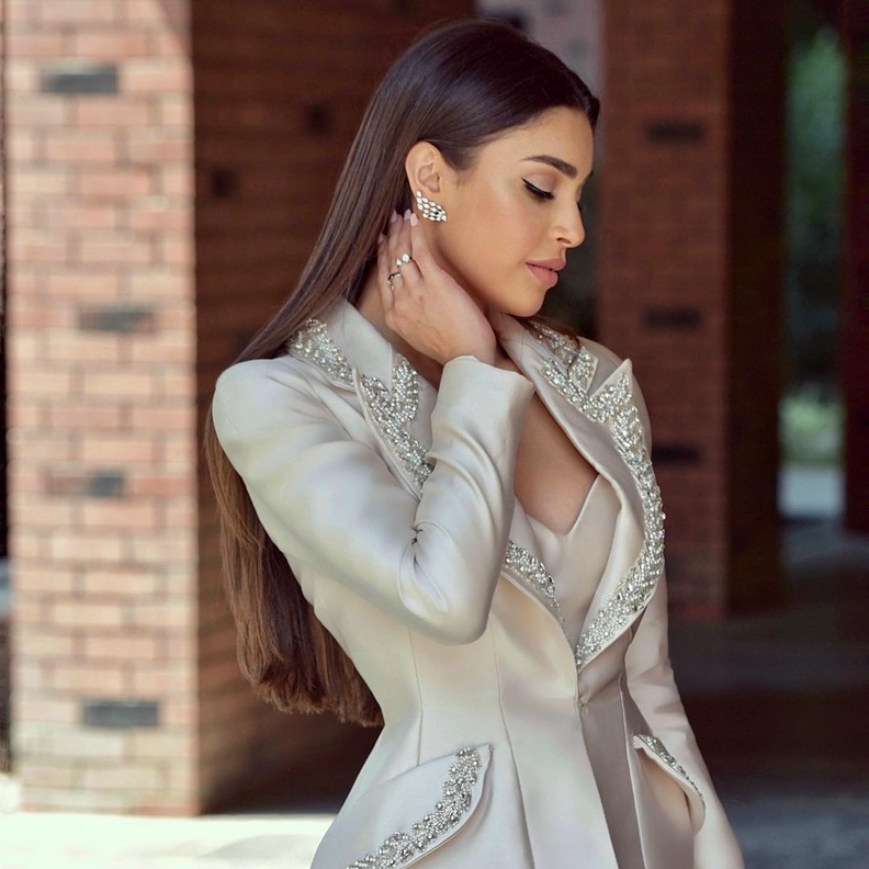 البدلة الرسمية تستهوي ياسمينا زيتون ملكة جمال لبنان بـ 3 إطلالات أنيقة