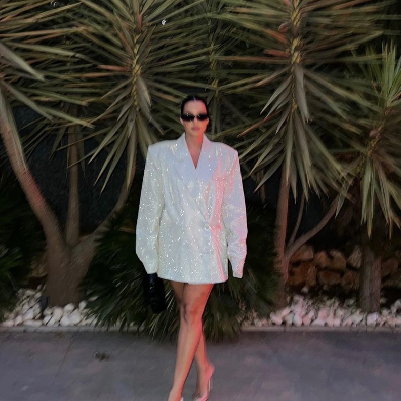 كارن وازن بلوك عصري لافت نسقت به بلايزر Over size بأسلوب الفستان