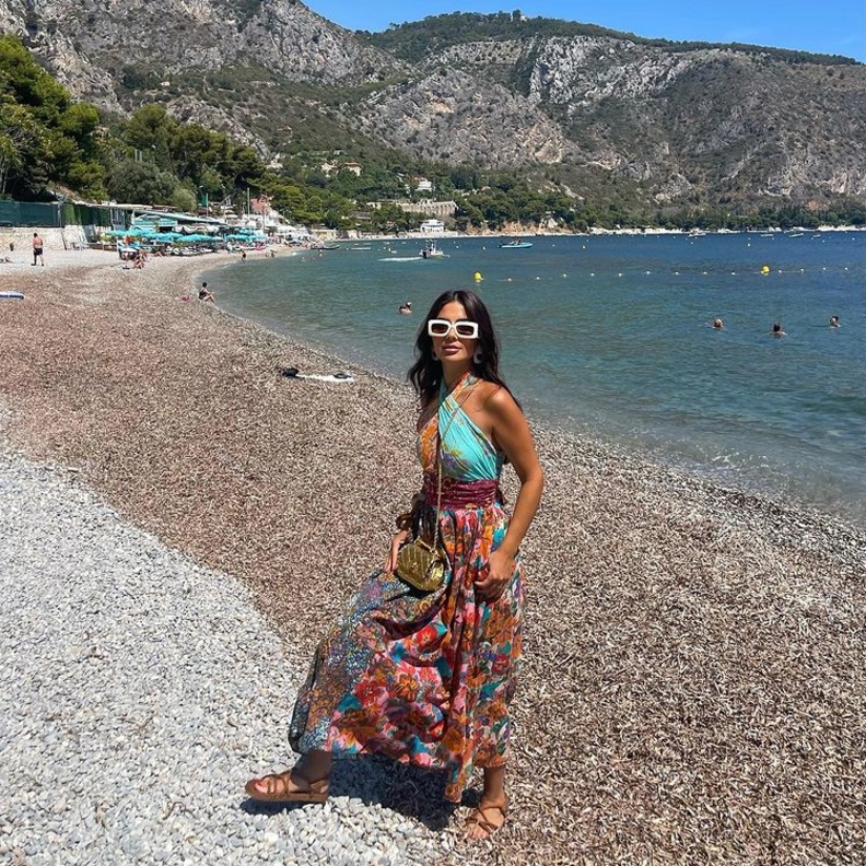 إطلالات مدونات الموضة أبرزهن ديما الأسدي بلوك حيوي بالألوان على البحر