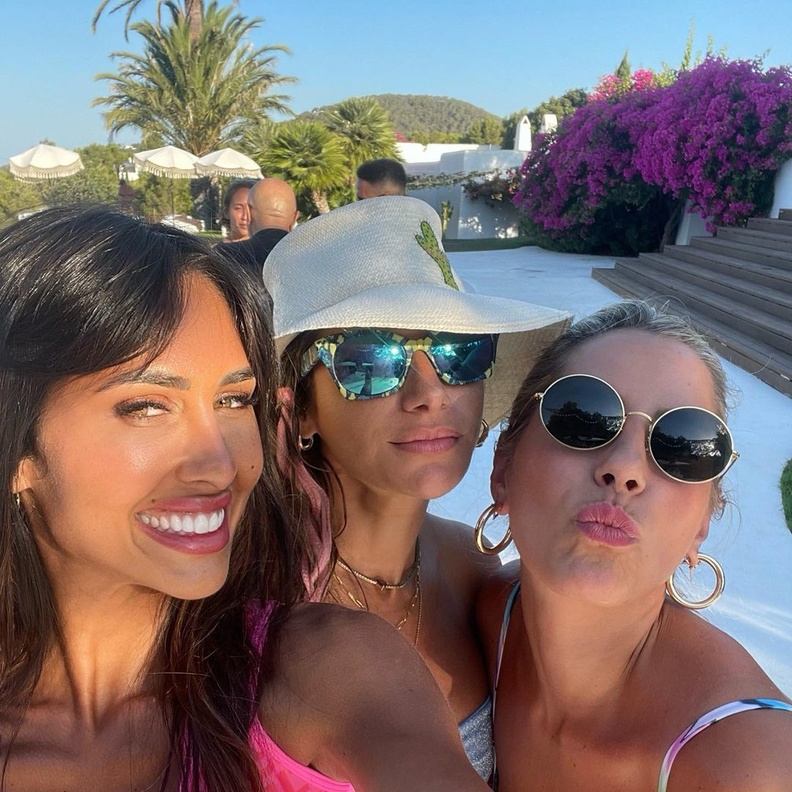 إنجي كيوان مع أصدقائها