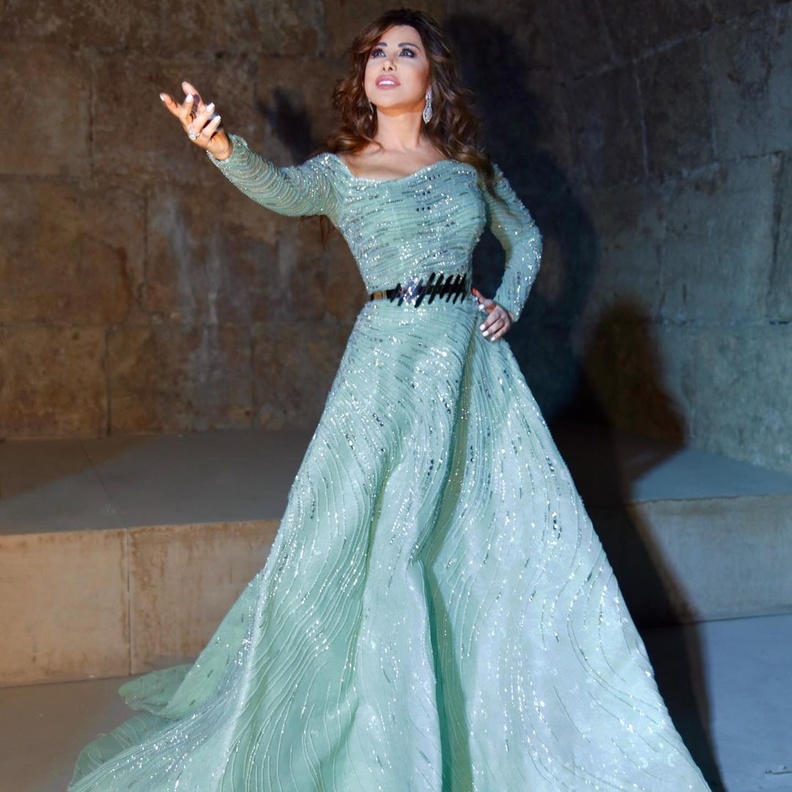 نجوى كرم تعود لقصّة فساتين الأميرات وتتألق بإطلالة حالمة 