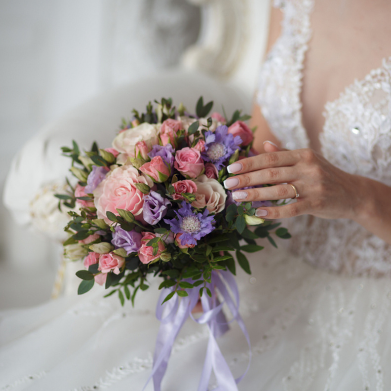 احرصي على أن تتناسب ألوان باقة زهور حفل زفافك مع فستان زفاف