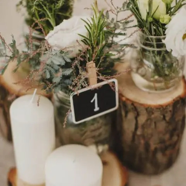 أفكار رائعة لديكور حفلات الزفاف بجذوع الأشجار