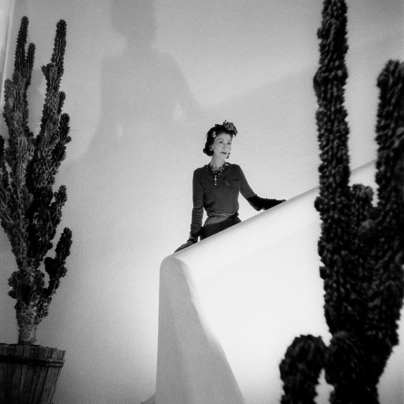 كوكو شانيل بصورة في "LA PAUSA" VILLA الخاصة بها التي بنتها عام 1938 في جنوب فرنسا