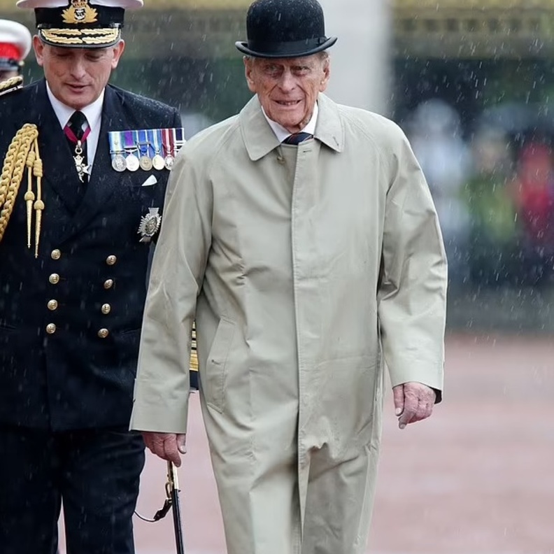 معجبون ملكيون يتذكرون الأمير الراحل فيليب في ذكرى آخر مهماته الرسمية