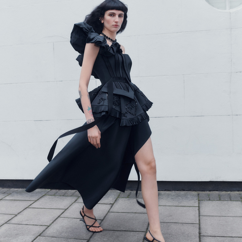 Alexander McQueen تعيد ابتكار الكورسيه بأساليب مختلفة