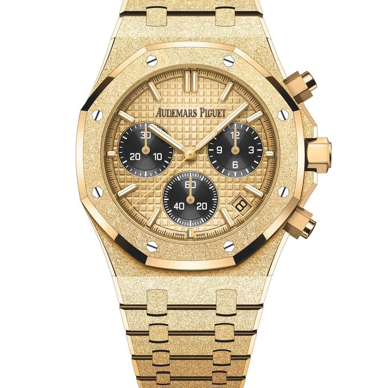 أوديمار بيغه تكشِفُ النقاب عن طرازين جديدين من ساعة رويال أوك أوتوماتيك كرونوغراف يتألقان بالذهب المطروق فروستد