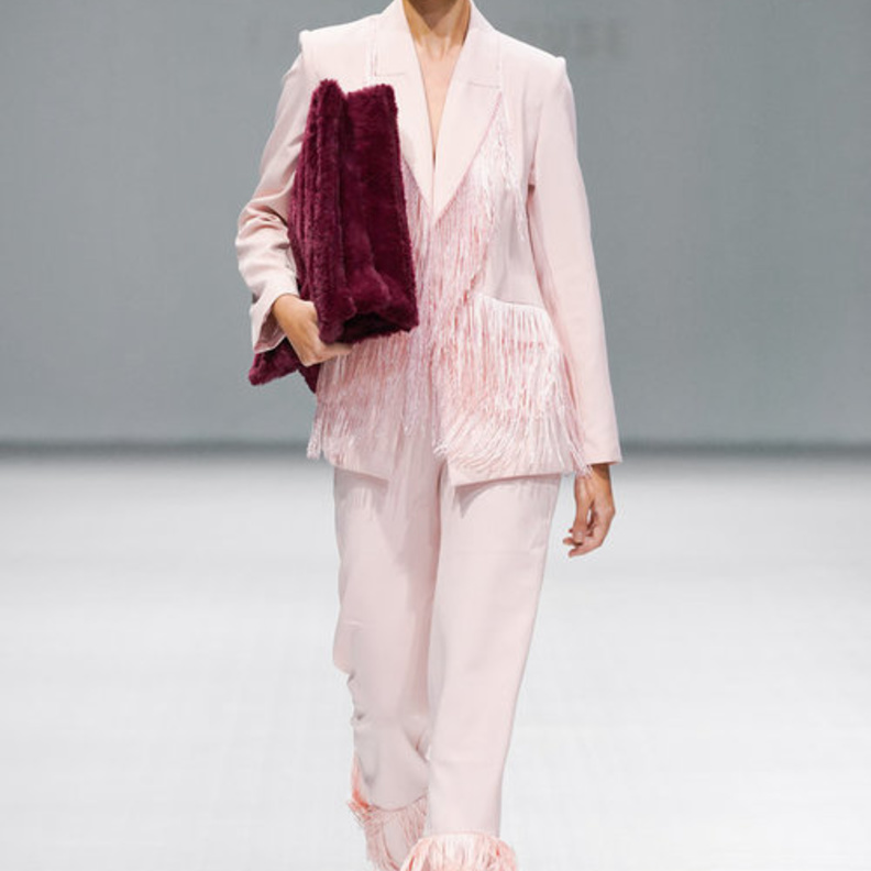 أجمل صيحات بناطيل بتفاصيل الفرو والشراريب وطرق عصرية لتتألقي بها