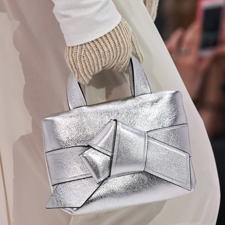 الحقائب الفضية صيحة تتخطى المألوف في خريف 2022