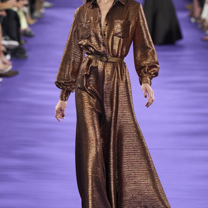 فساتين سهرة محتشمة وبراقة تألقي بها خلال يوم المرأة الإماراتية 2022