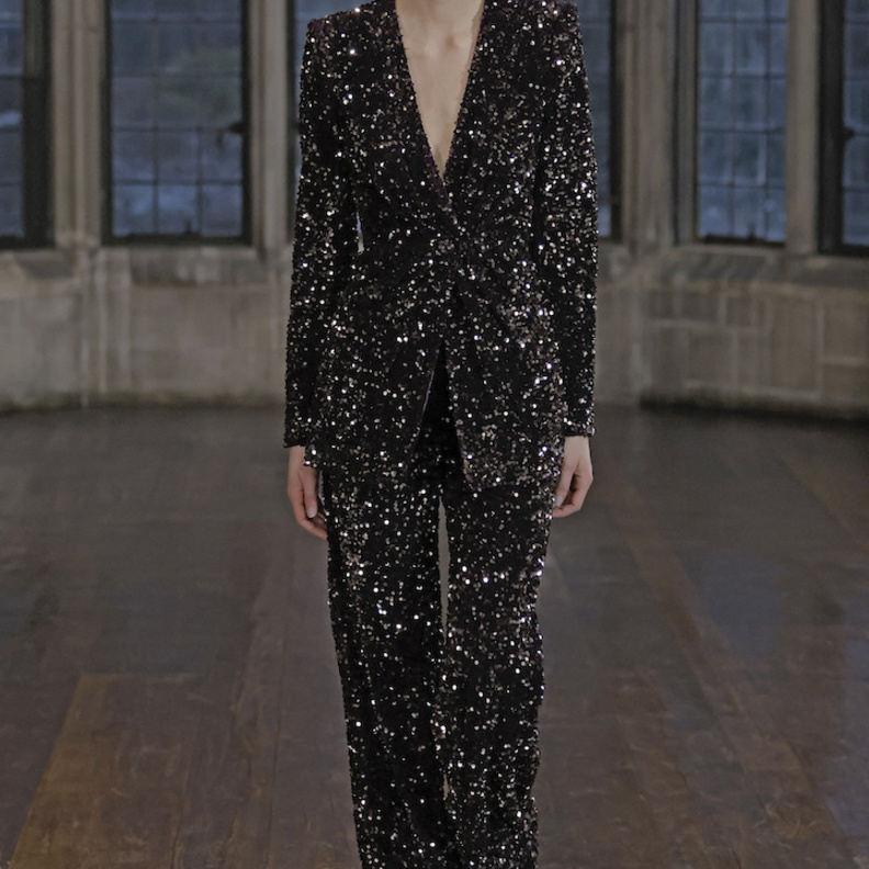 إطلالة برّاقة وخاطفة للأنظار بالبدلة الترتر من تصميم Badgley Mischka