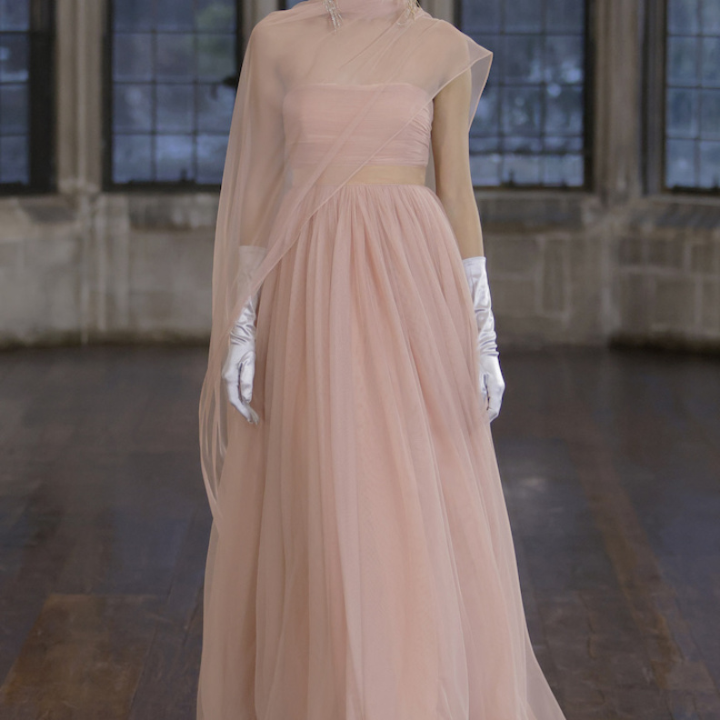 التول الأنثوي بفستان ناعم ومرهف باللون الزهري الفاتح من Badgley Mischka