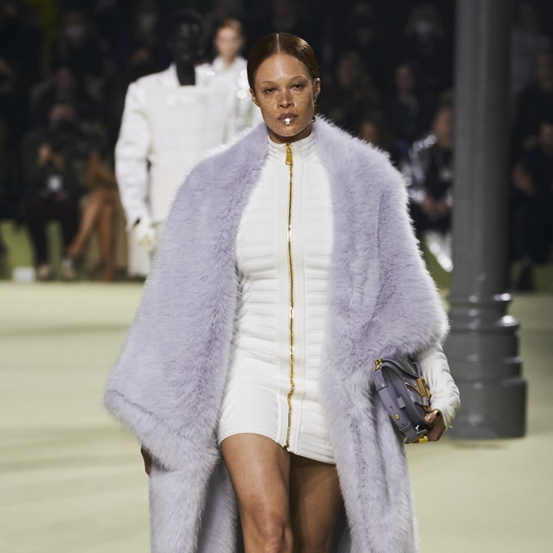 تنسيق اللّون الأبيض للخريف مع الأسود من MAx Mara